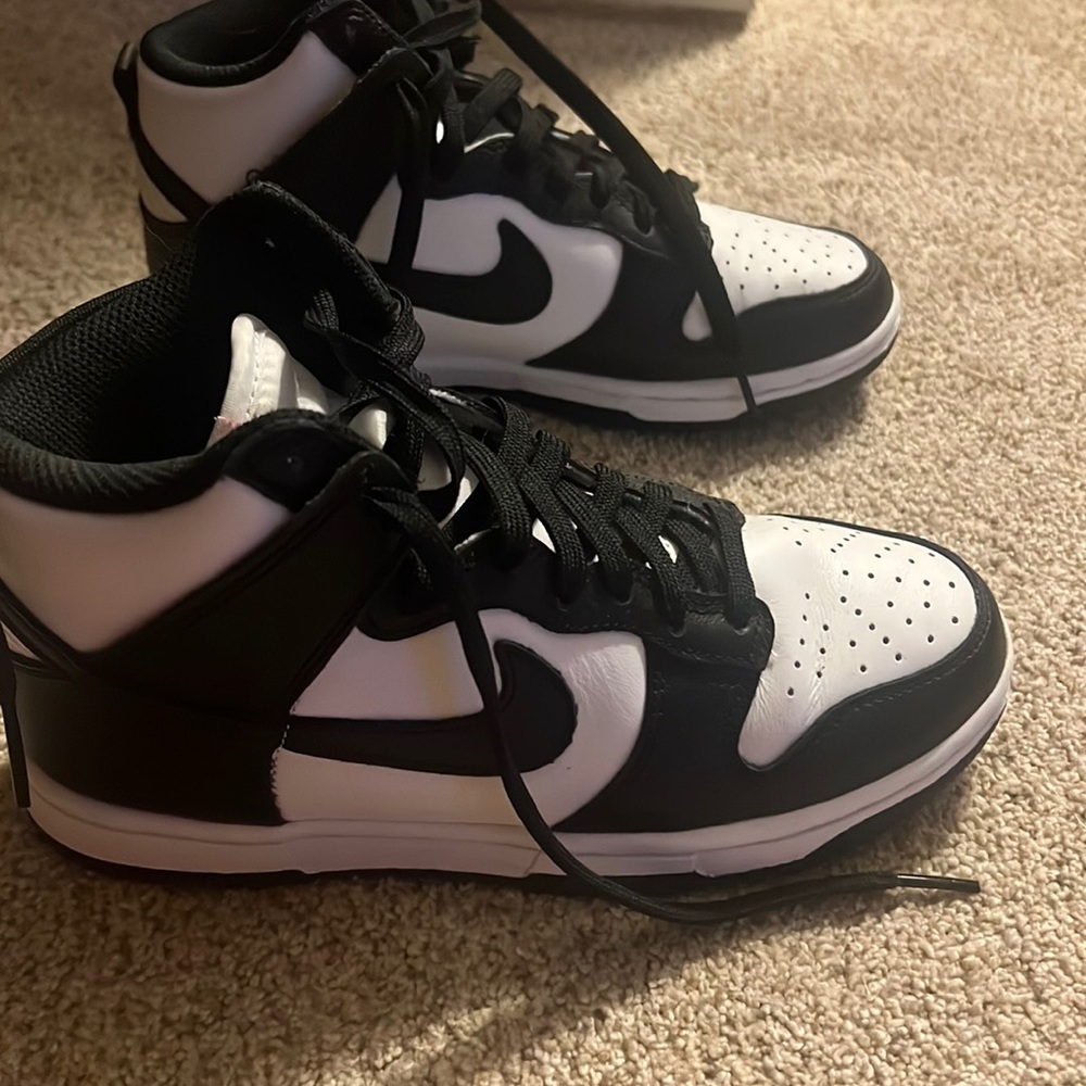 Jordan’s black and white. Size 6 worn twice. Very good condition.